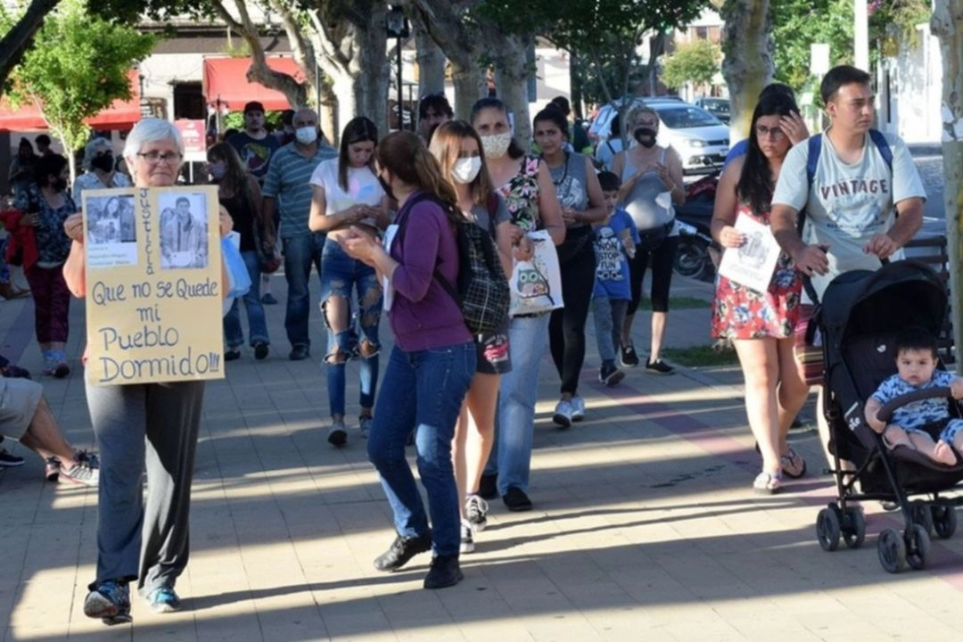 En la Villa. Un grupo de manifestantes se reunió ayer por la tarde en la plaza Sobremonte, para solicitar que se esclarezca la muerte de Christian Padilla. Foto: Gentileza El Corredor Noticias. 
