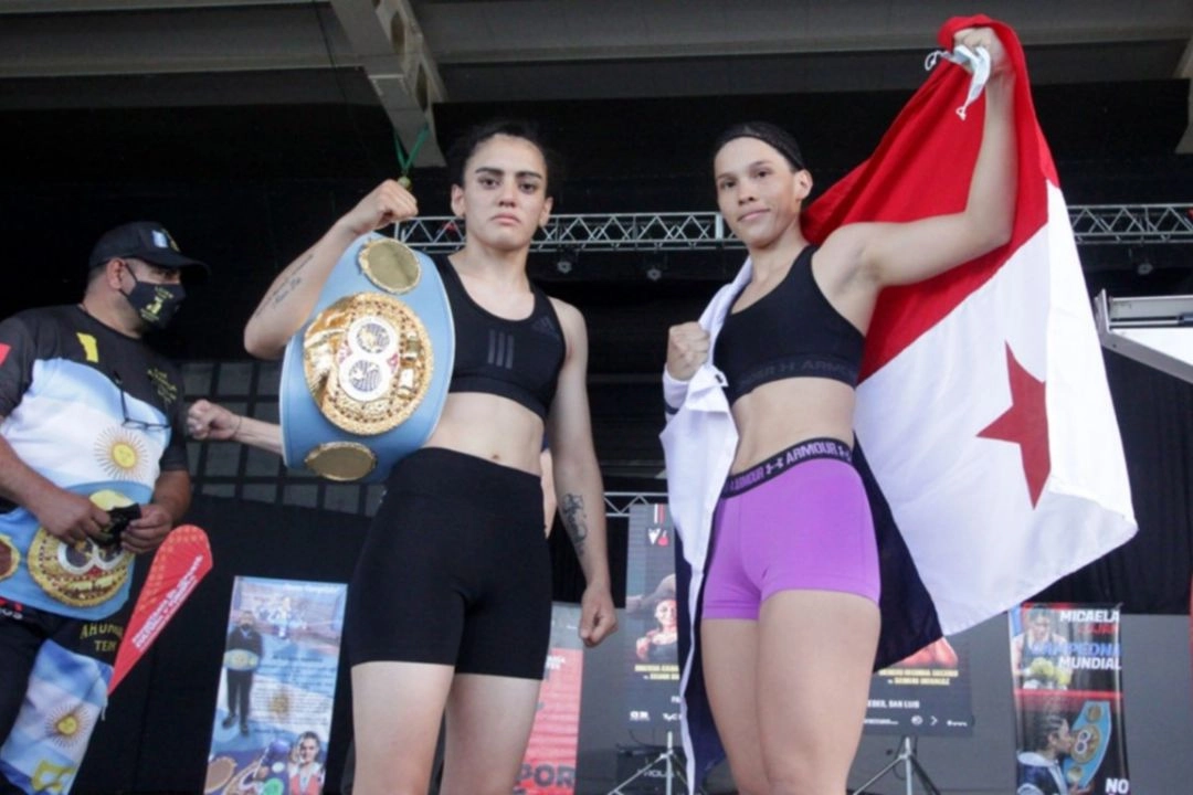 Todo listo. "La Princesita" y Nataly Delgado pasaron la balanza y hoy se verán las caras en el ring. Hay promesa de nocaut en el "José María Gatica". Foto: Juan Andrés Galli. 