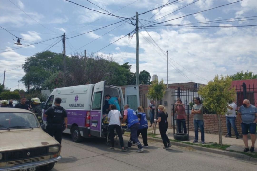 El momento en el que Jofré era trasladado de urgencia al hospital, este lunes por la mañana. Foto: Martín Gómez. 