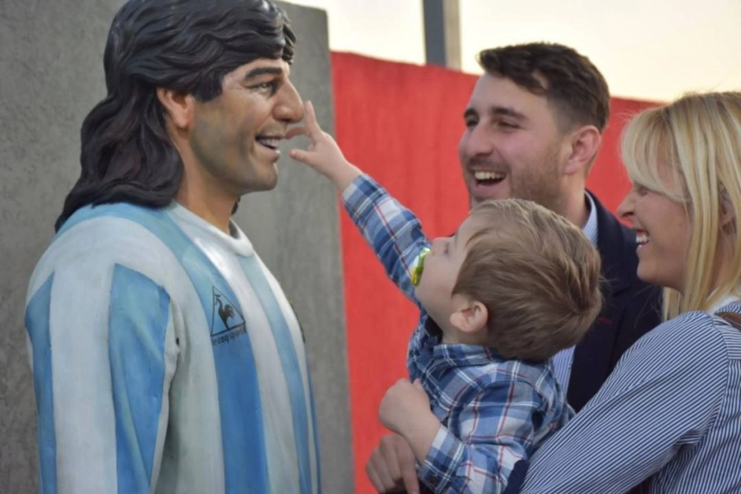 Juan Pablo, junto con su esposa y su hijo, el nieto del "Búfalo", en la estatua que lo inmortaliza en el parque que lleva su mismo nombre. Un símbolo de perpetuidad para el goleador puntano. 