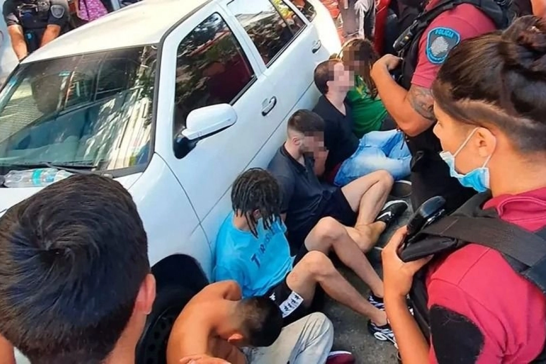 Violación en Palermo: hallaron líquido seminal y sangre en la ropa de los 6 imputados Violación en Palermo: hallaron líquido seminal y sangre en la ropa de los 6 imputados