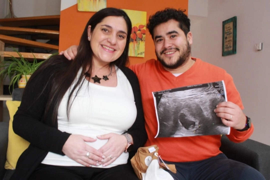 Emocionados. La Pareja se conoció hace más de tres años en una fiesta. Fotos: Marina Balbo. 