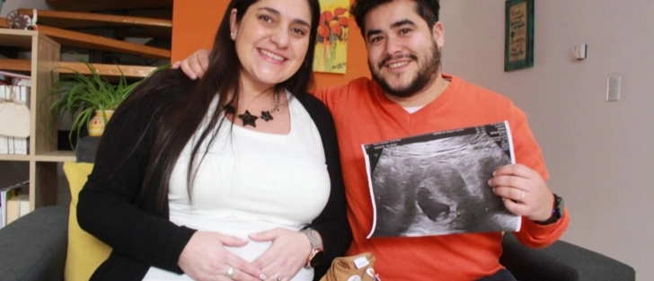 Emocionados. La Pareja se conoció hace más de tres años en una fiesta. Fotos: Marina Balbo.