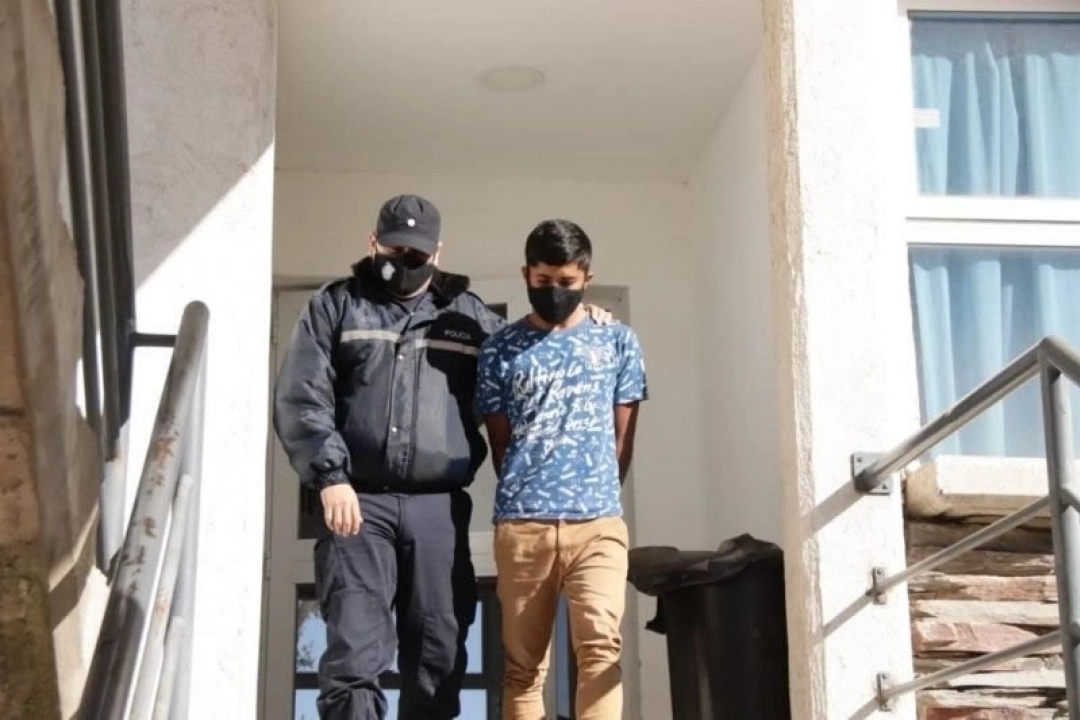 Traslado a la cárcel. Gabriel Sosa, de 24 años, fue retirado de la Jefatura de la Unidad Regional II. Foto: Luciana Iglesias. 