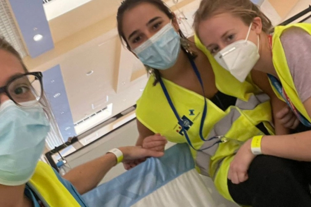 Orgullo argentino. Agustina (a la derecha), Antonella (izquierda) y Clara (centro), con la bandera en Polonia. Foto: Gentileza 