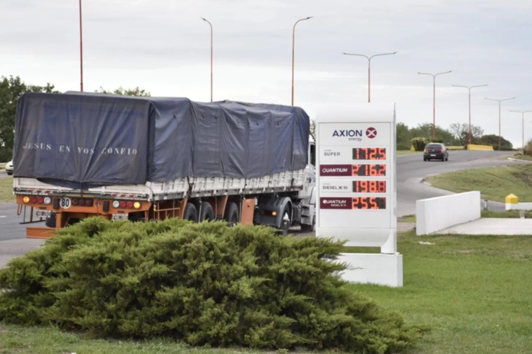El cartel de Axion, modificado. Foto: Martín Gómez. 