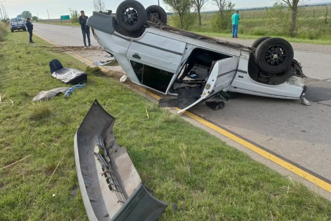 El Renault 9 quedó con las ruedas mirando al cielo. Foto: Lafinur FM Radio. 