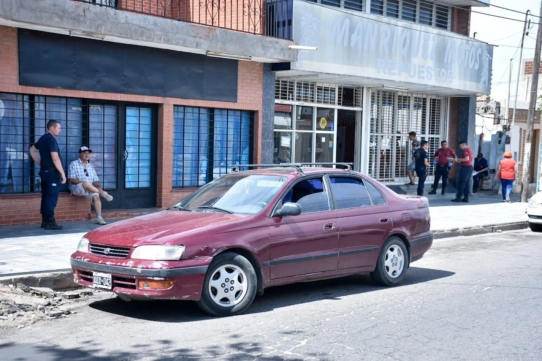 El vehículo fue encontrado en la avenida Juan Gilberto Funes, entre las calles Constitución y Falucho. Fotos: Martín Gómez. 