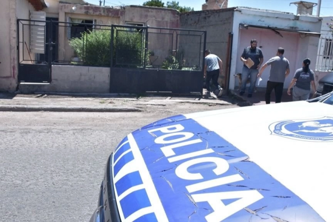 Uno de los allanamientos se realizó en una casa del barrio Pucará. Foto: Martín Gómez 