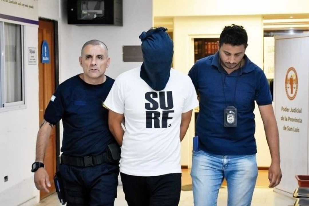 Tras la audiencia. El hombre fue trasladado al Servicio Penitenciario. Foto: Martín Gómez. 