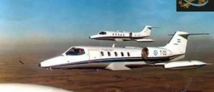Lear Jet con equipos fotográficos en plena tarea. Era una de las funciones del escuadrón. Fotografía gentileza Eduardo Bianco.