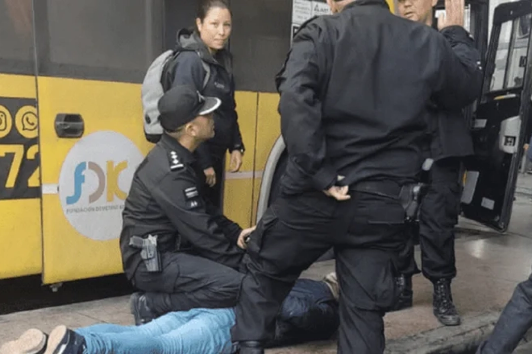 Arresto al bajar del colectivo. Carlos Cantero, de 31 años, fue aprehendido en la terminal de micros de Rosario. Foto: Portal Rosario 3. 
