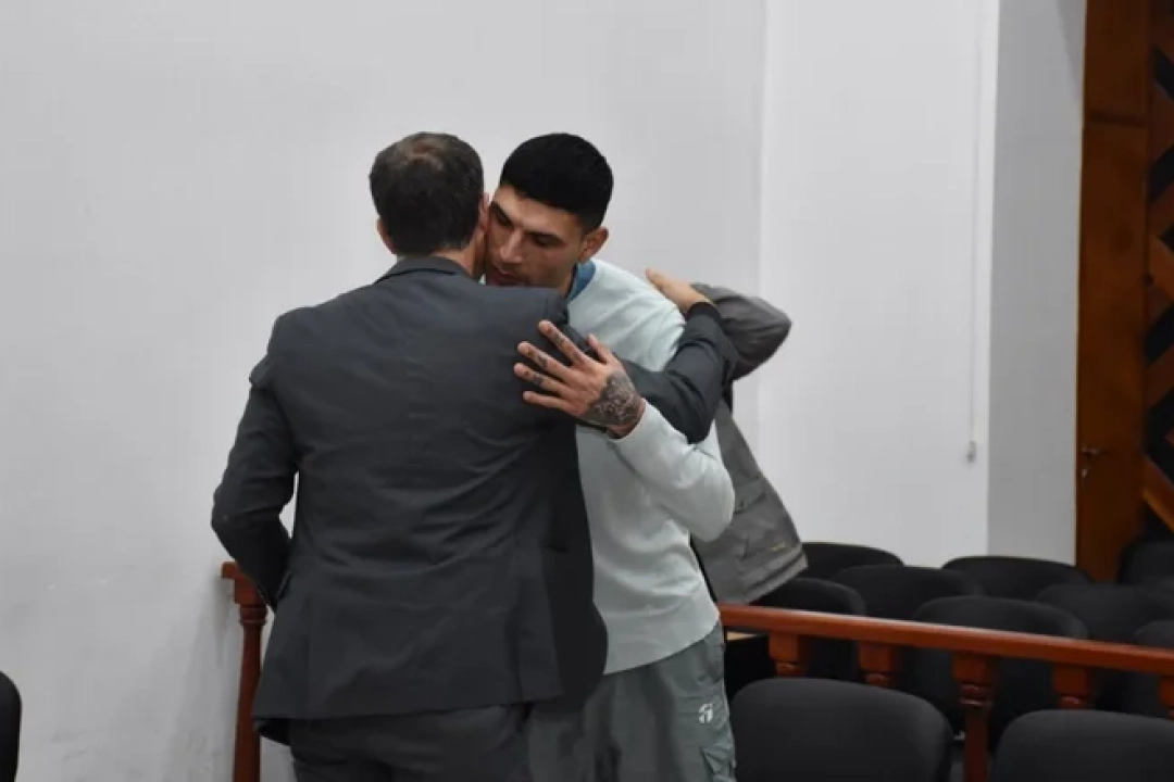 Libre. Selada abraza a Sala ayer, tras escuchar el veredicto que lo absolvió. Martín Gómez. 