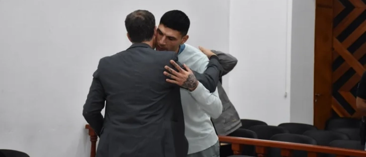 Libre. Selada abraza a Sala ayer, tras escuchar el veredicto que lo absolvió. Martín Gómez.