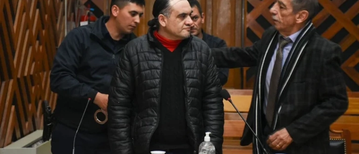 Camargo ya escuchó la sentencia y le podrán las esposas para trasladarlo a la Penitenciaría. Foto: Martín Gómez