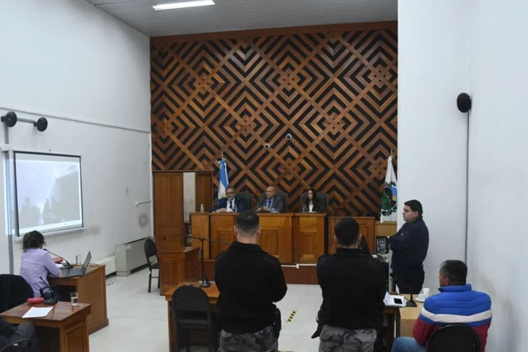 Audiencia. A la derecha, de campera, el imputado; en el otro extremo, el defensor Privitera y la fiscal Palacios. Foto: Martín Gómez. 
