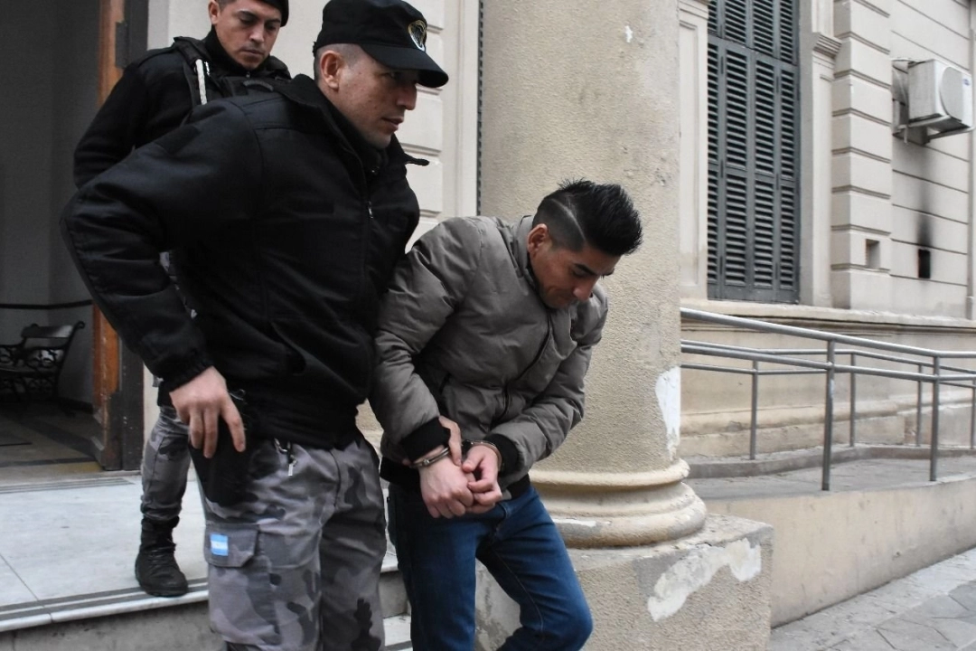 Después de ser indagado. Churquina es retirado luego de haber comparecido en la sede de la Justicia Federal. Foto: Inés Cobarrubia 